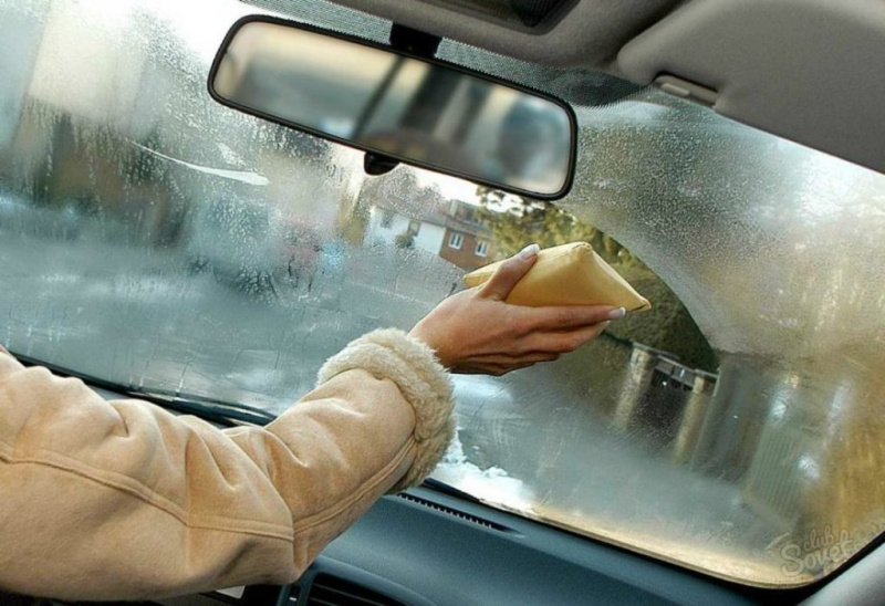 Что может быть причиной запотевания стекол в автомобиле?